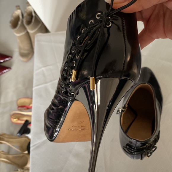 Ankle patent Guuseppe Zanotti boots with leather lace and zipper accent. - Picture 6 of 6